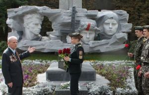 Students in Khrakov, Ukraine, lay flowers at monument to Second World War partisan fighters and the Soviet Red Army | Jaroslav the Wise National Law University