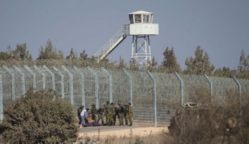 Israeli soldiers stand near the border with Syria in the occupied Golan Heights as they prepare to evacuate a wounded Syrian terrorist let in for medical treatment, September 23, 2014 | Photo by Reuters
