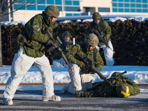 Reservists in action in an industrial sector of Laval during exercise QUORUM NORDIQUE 2016, January 24, 2016. (Canadian Army)