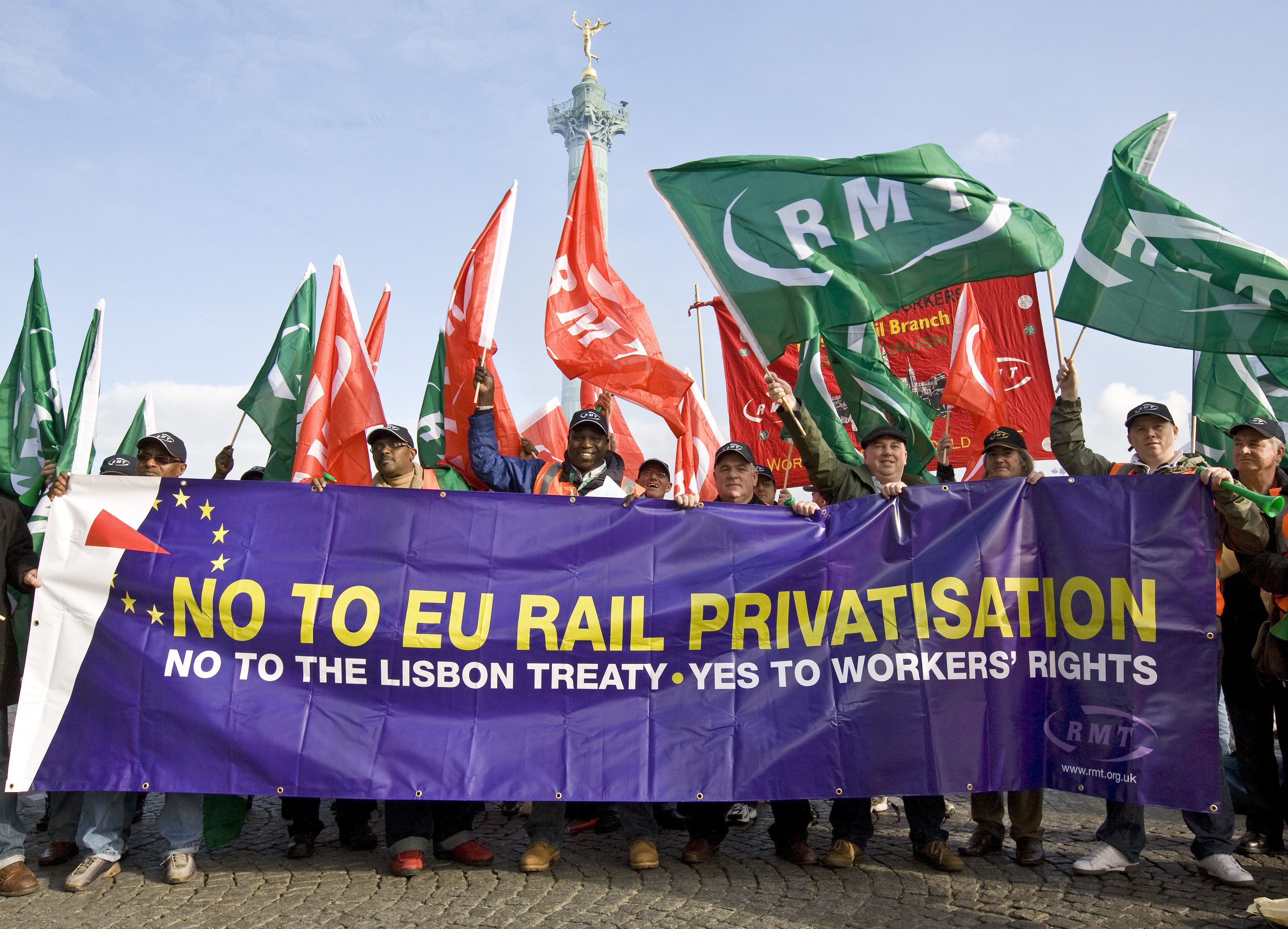 England, UK .13.11. 2008. Paris. RMT ( Rail, Maritime & Transport ) trade union joins CGT & other European rail unions in protest demonstration against EU railways privatisation. © Andrew Wiard - Phone: + 44 (0) 7973-219 201.