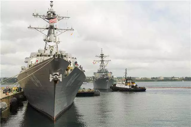 United States Ship (USS) Gonzalez prepares to berth alongside USS Bulkeley at Canadian Forces Base Halifax on September 8, 2016 to participate in Exericse CUTLASS FURY | Corporal J.W.S. Houck, Formation Imaging Services, CFB Halifax